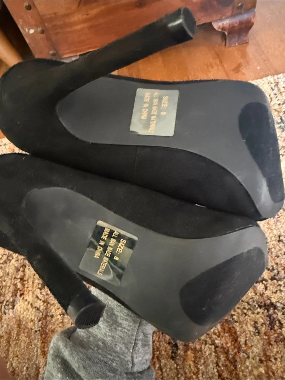 New Lulus black suede scalloped pumps